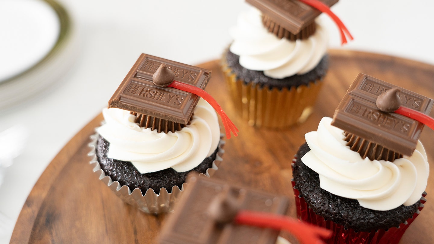 graduation cap cupcakes