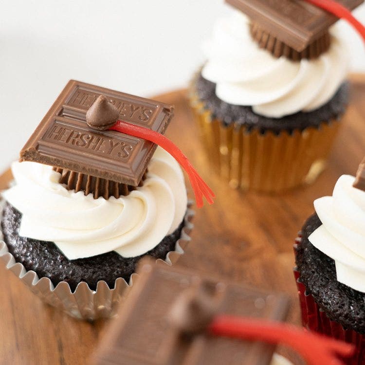 tray of hersheys graduation cap cupcakes